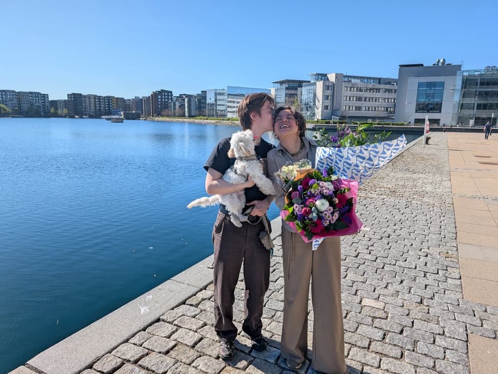 Michael og Cari med hund og buket